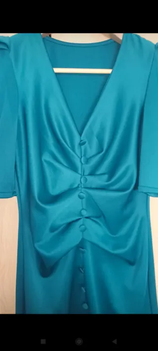 Vestido azul fruncido con botones