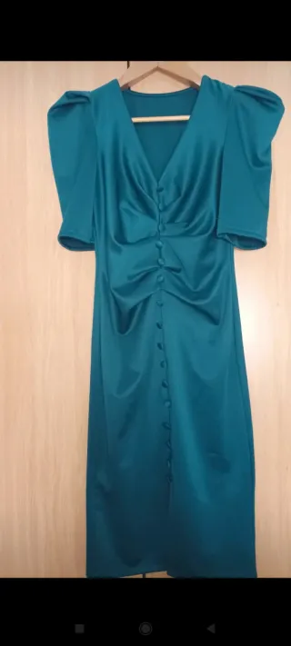 Vestido azul fruncido con botones