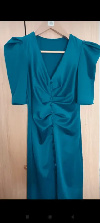 Vestido azul fruncido con botones