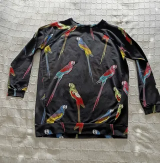 Sudadera negra con estampado de loros