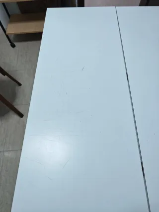 Mesa plegable blanca y plateada