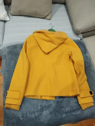 Abrigo corto Stradivarius amarillo
