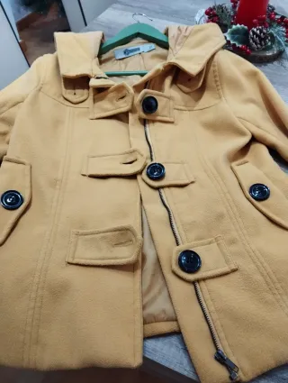 Abrigo corto Stradivarius amarillo