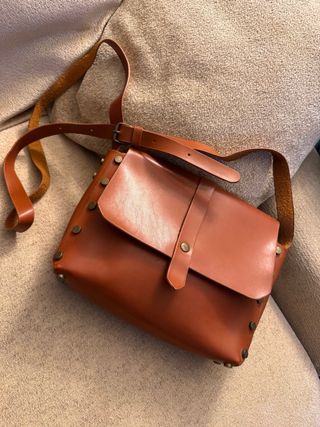 Bolso de cuero con tachuelas