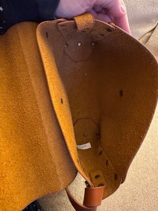 Bolso de cuero con tachuelas