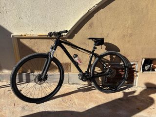 Bicicleta de montaña negra