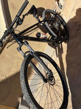 Bicicleta de montaña negra