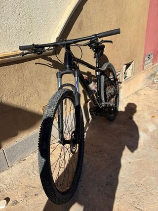 Bicicleta de montaña negra