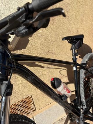 Bicicleta de montaña negra