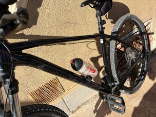 Bicicleta de montaña negra