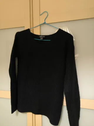 Jersey cuello pico negro con cenefa en el centro