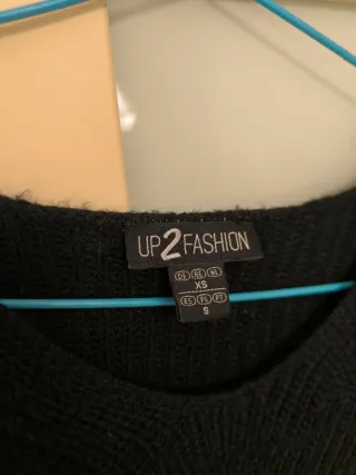 Jersey cuello pico negro con cenefa en el centro