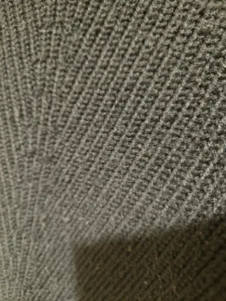 Jersey cuello pico negro con cenefa en el centro