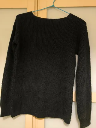 Jersey cuello pico negro con cenefa en el centro