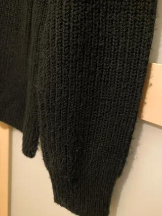 Jersey cuello pico negro con cenefa en el centro