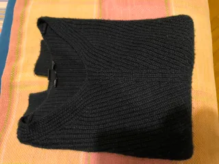 Jersey cuello pico negro con cenefa en el centro