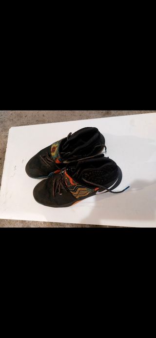 2 paia di scarpe da basket multicolore nr.44,5+45