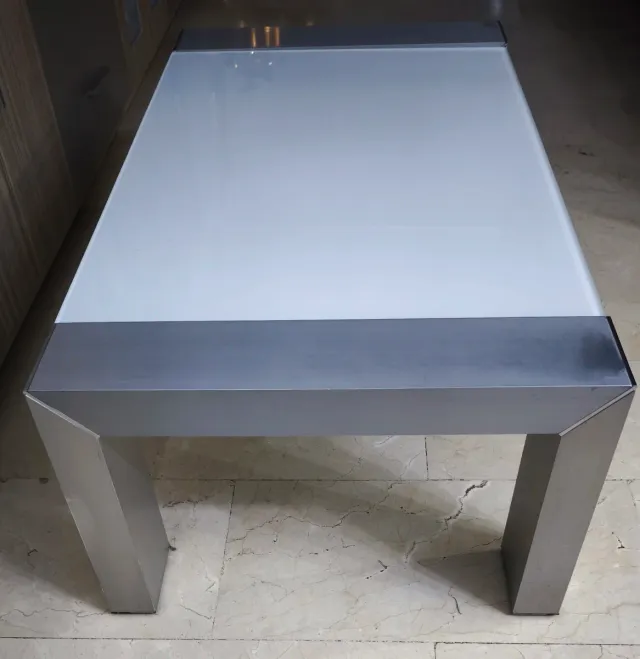 Tavolo rialzabile in vetro e acciaio