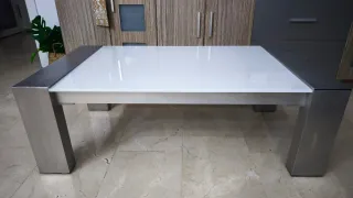 Tavolo rialzabile in vetro e acciaio