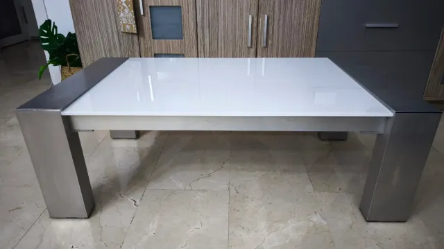 Tavolo rialzabile in vetro e acciaio