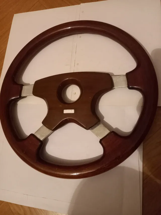 Volante Momo Madera Nogal modelo Astra