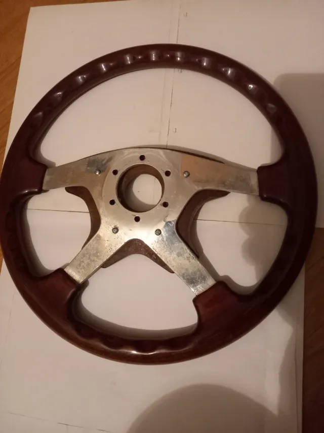 Volante Momo Madera Nogal modelo Astra