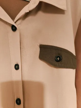 Camisa bicolor tipo seda.