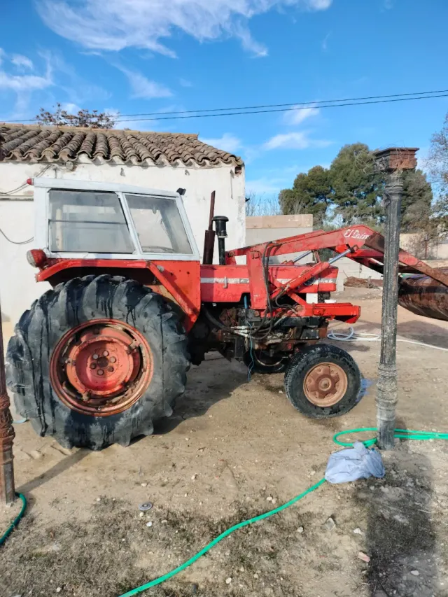 Tractor con pala frontal