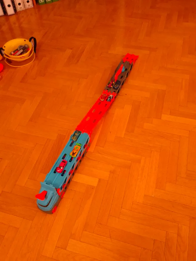 Camión Hot Wheels con coches