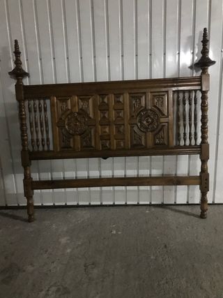 Cabecero y piecero de madera tallada
