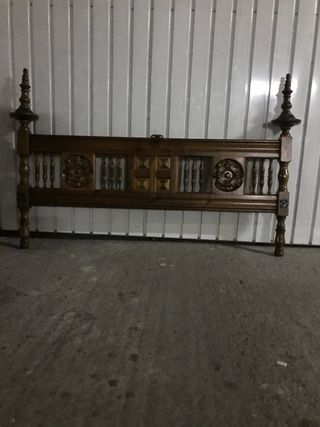 Cabecero y piecero de madera tallada