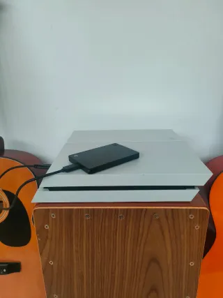 PS4 slim Bianca con joyapd e memoria da 2tb