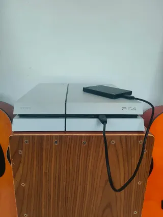 PS4 slim Bianca con joyapd e memoria da 2tb