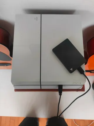 PS4 slim Bianca con joyapd e memoria da 2tb