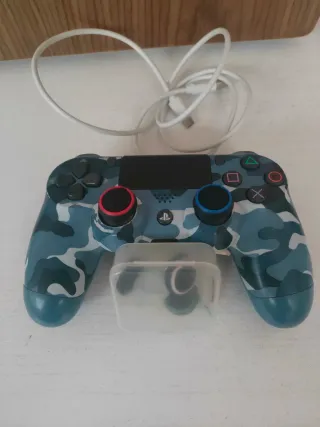 PS4 slim Bianca con joyapd e memoria da 2tb