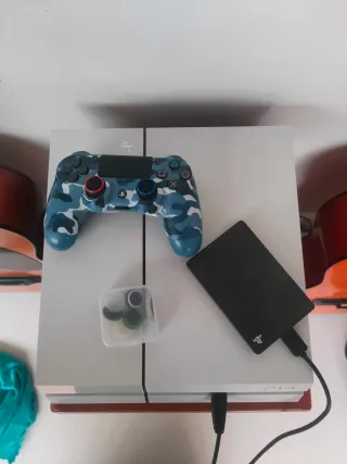 PS4 slim Bianca con joyapd e memoria da 2tb