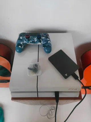 PS4 slim Bianca con joyapd e memoria da 2tb