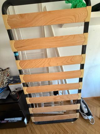 Cama de metal blanca y somier