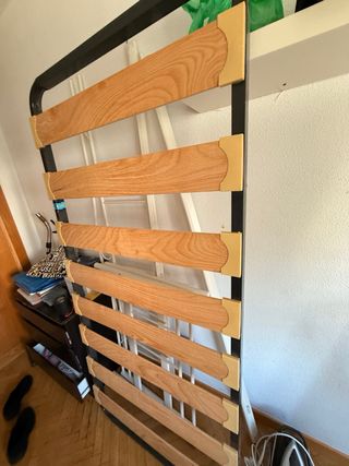 Cama de metal blanca y somier