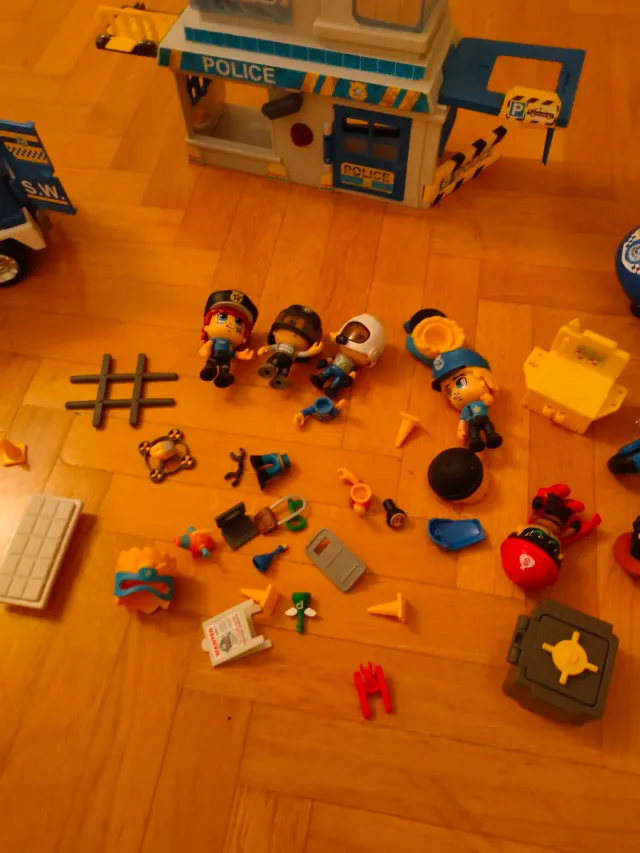 Colección Pin y Pon ACTION: Policía y Vehículos