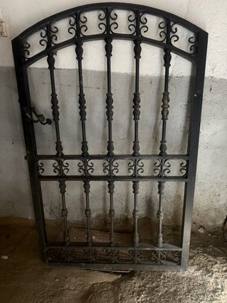 Puerta de hierro forjado