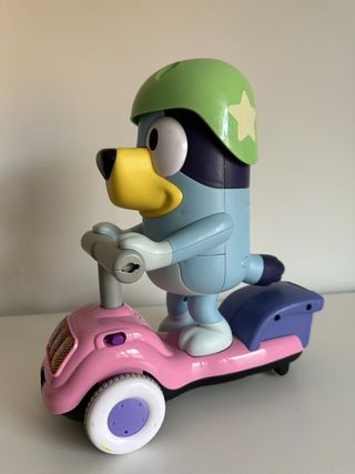 Juguete Bluey Patinete Musical y también anda .
