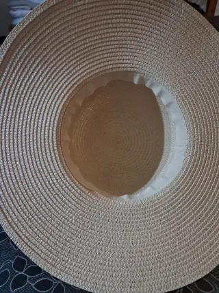 Cappello di paglia beige con fiocco