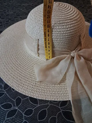Cappello di paglia beige con fiocco