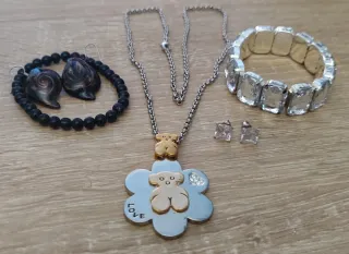 Conjunto de bisutería:collar,pulseras y pendientes