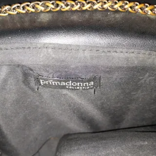 Borsetta nera con tracolla argentata.