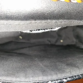 Borsetta nera con tracolla argentata.