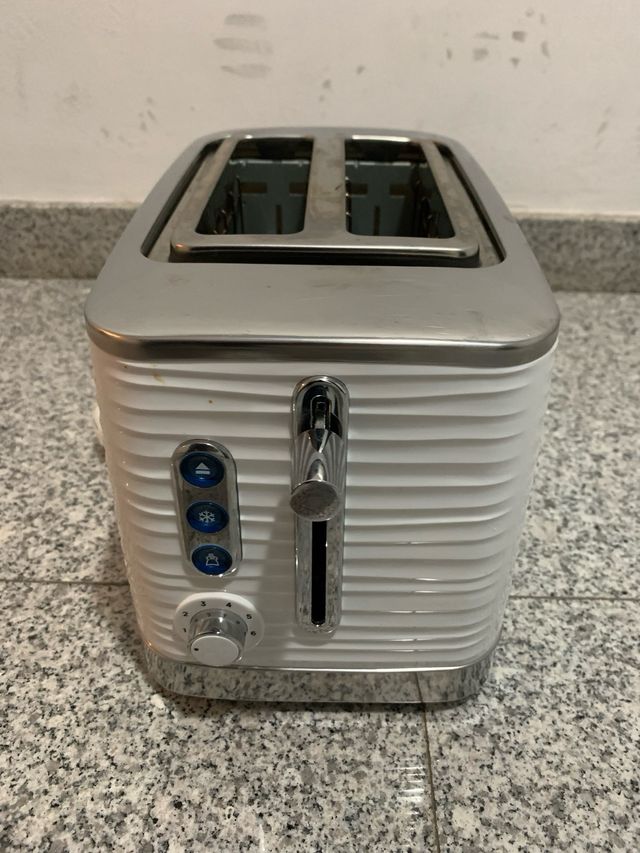 Tostador Russell Hobbs blanco
