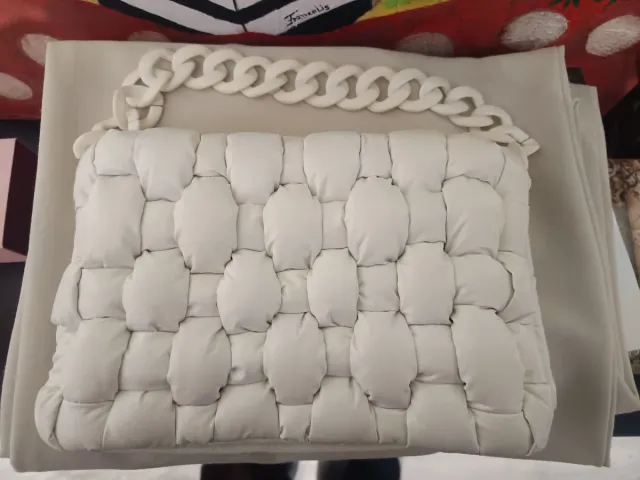 Bolso de mano blanco acolchado
