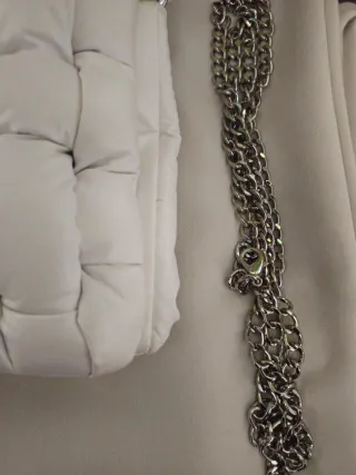 Bolso de mano blanco acolchado